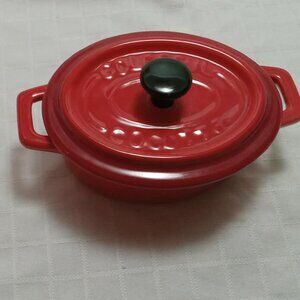 Cute little mini cast-iron enameled oval casserole dish/creuset, approx.4 inches